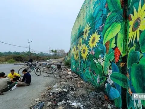 Cận cảnh sự xuống cấp của con đường bích họa dài nhất Hà Nội