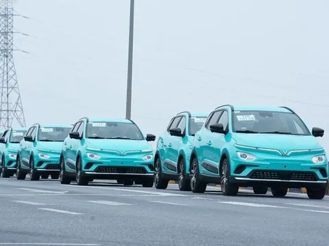 Đoàn taxi điện VinFast rời nhà máy về Hà Nội, chuẩn bị vận hành trong tháng 4