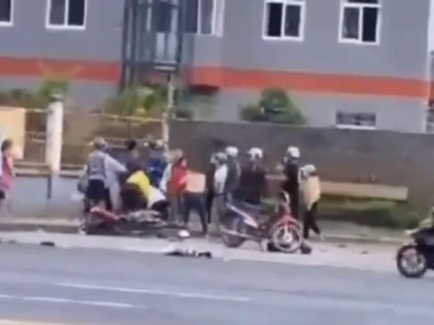 CLIP: Vừa gặp nhau, nhóm phụ nữ trung niên đã lao vào"cấu xé" gây bão mạng