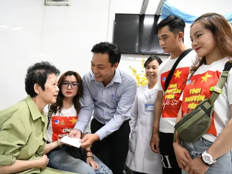 Đang nằm viện vẫn được cắt tóc miễn phí, xem văn nghệ