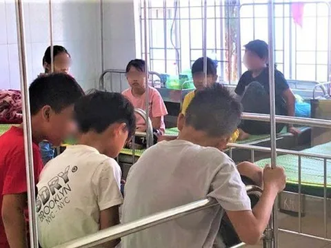 Vụ hàng chục học sinh nhập viện sau khi nhận bóng bay: Nhóm người lạ nói tiếng Anh