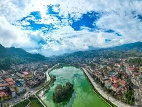 Toàn cảnh thị xã có lượng khách du lịch nhiều gấp 50 lần dân số