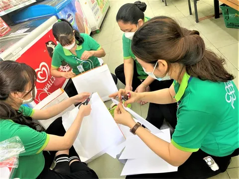 Tặng bà nội trợ túi đi chợ làm từ thùng carton, giấy báo...