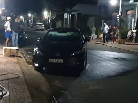 Xế hộp bỗng nổ và cháy, người đàn ông ở TP HCM bất động trên ghế lái