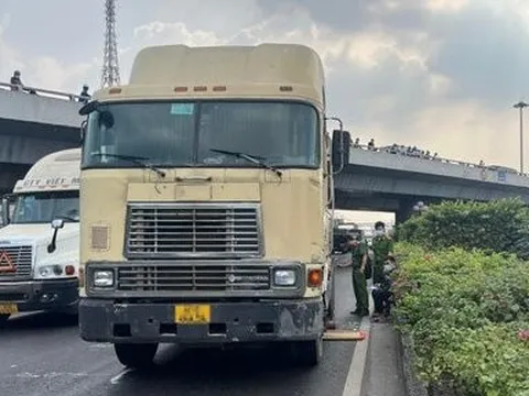 Tài xế hoảng loạn khi người đàn ông lao vào xe container, tử vong