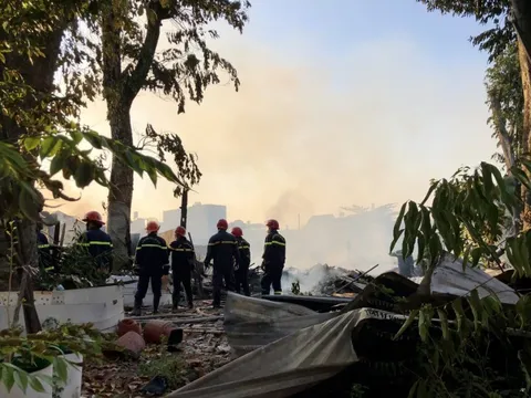 CLIP: Cháy nhà ở Thủ Đức, nhiều người tháo chạy