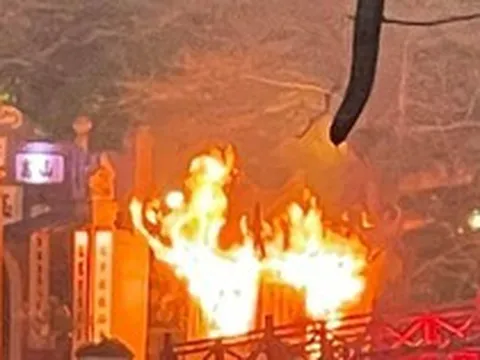 Hà Nội: Cháy bốt bán vé vào cầu Thê Húc