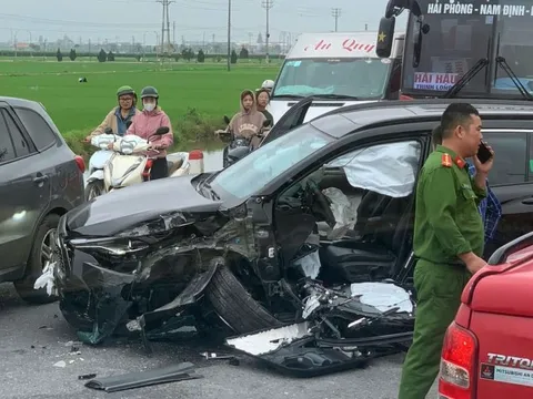 Đằng sau những bức ảnh TNGT: Đâm vào xe tải, Toyota Corolla Cross gãy gục bánh trước, rơi cửa xuống đường