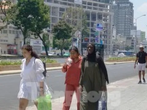 Nắng rát mặt tại đoạn đường được đề xuất lắp mái che hàng chục tỷ đồng ở TPHCM