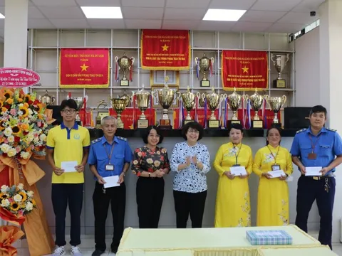 Bí thư Quận ủy quận 1 nói chuyện về bóng đá nữ