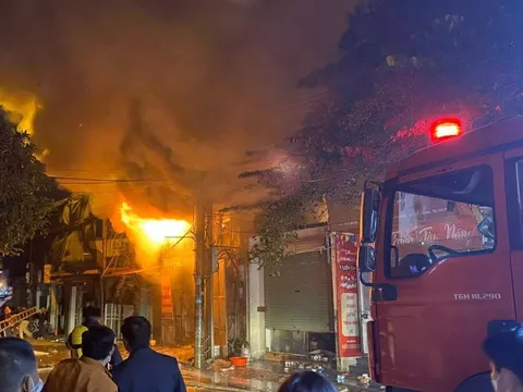 HN: Vợ tử vong trong ngôi nhà bị cháy, chồng thoát nạn