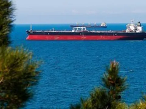 'Cửa sau' rộng mở giúp dầu Nga lách các lệnh trừng phạt, ồ ạt tràn vào thị trường châu Âu