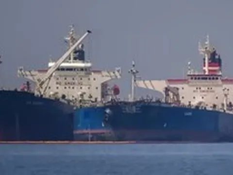 Chiêu "thao túng tâm lý" của Nga: Tuyên bố cắt giảm sản lượng, dầu Nga vẫn chảy mạnh ra thị trường