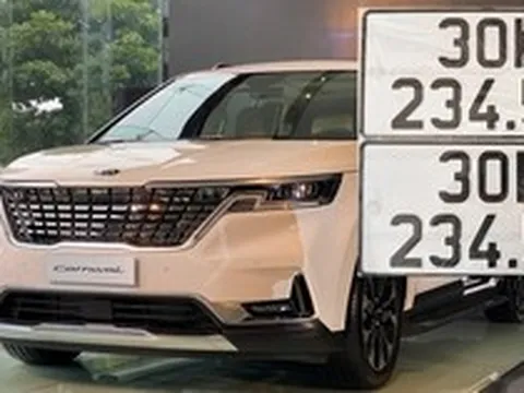Bốc được biển đẹp, chủ Kia Carnival tại Hà Nội quyết để lại showroom cho mới chờ được giá thì bán