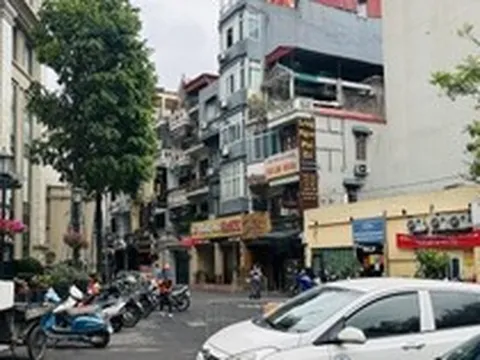 Ô tô, xe máy vẫn nghênh ngang đậu đầy vỉa hè dù Hà Nội quyết liệt xử lý