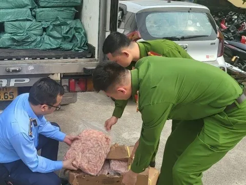 Phát hiện 2 tấn chân gà rút xương đông lạnh không rõ nguồn gốc