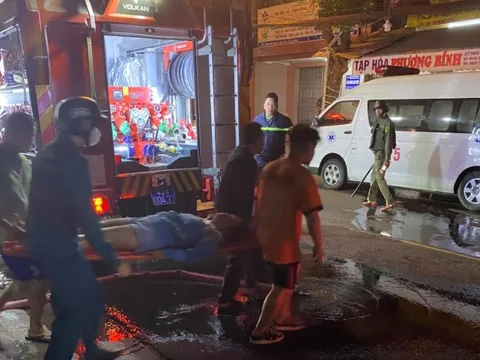 Phá tường, cứu 2 người trong đám cháy giữa trung tâm Đà Nẵng