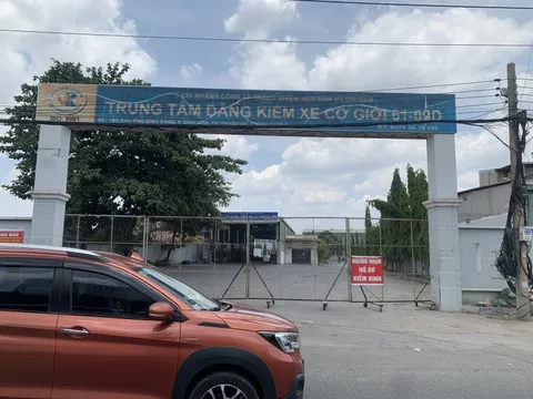 Khám xét một trung tâm đăng kiểm ở Bình Dương