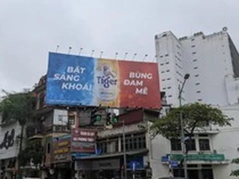 Mỏ vàng quảng cáo ngoài trời: Chủ tịch Trần Sỹ Thanh yêu cầu rà soát toàn thành phố