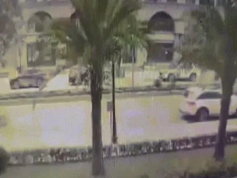 HN: Bị ô tô tông văng vào đuôi xe Mercedes, nam bảo vệ đi xe máy gặp nạn thương tâm