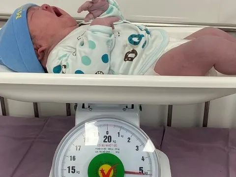 Em bé 'siêu to' chào đời tại Quảng Ninh