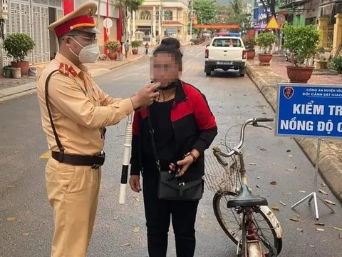 Người phụ nữ bị phạt khi đi xe đạp vì vi phạm nồng độ cồn