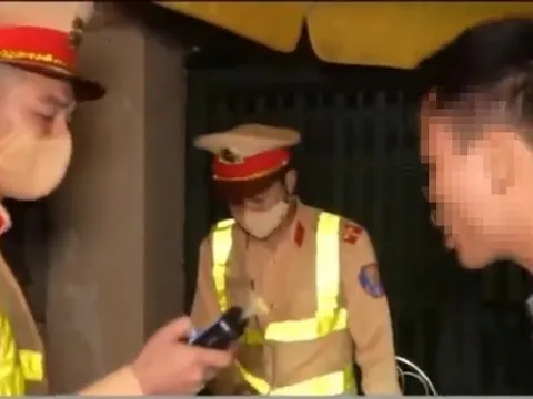 Người đi xe máy có nồng độ cồn gấp 9 lần mức kịch khung nói "dẫn đường xe cứu thương"