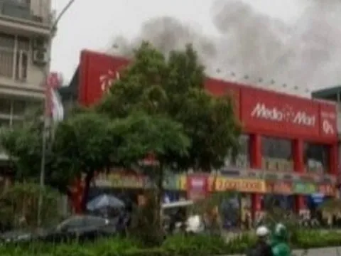 Hà Nội: Cháy phòng tập gym trên tầng cao, 3 người mắc kẹt