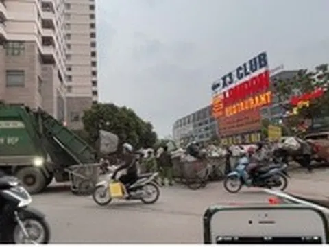 Xe thu gom rác hoạt động trong giờ cấm, xe tập kết rác chiếm dụng, lòng lề đường