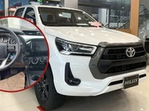 Ảnh thực tế Toyota Hilux 2023 bản duy nhất tại đại lý: Ra biển gần 1 tỷ đồng nhưng nội thất sơ sài, thua Ranger bản rẻ nhất