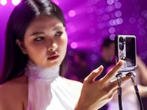 Smartphone gập vỏ sò với nếp gấp ‘tàng hình’, giá 19,9 triệu tại Việt Nam