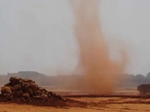 Thi công sân bay Long Thành bụi 'nhuộm đỏ' từ công trình đến khu dân cư