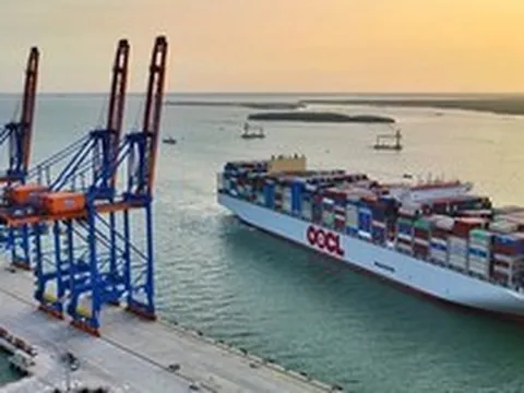 'Siêu tàu' container cập cảng Cái Mép - Thị Vải