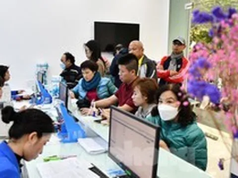 Hà Nội: Lo khóa sim, người dân đổ xô đi chuẩn hóa thông tin thuê bao