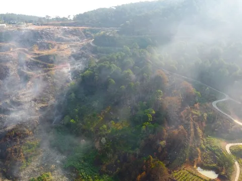 CLIP: Cận cảnh bãi rác Cam Ly (Đà Lạt) cháy suốt 20 ngày