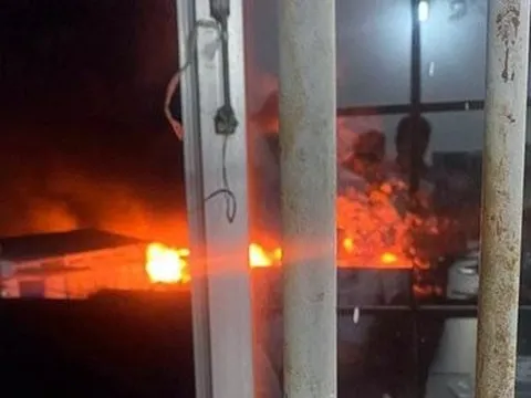 Xưởng gỗ  ở TP.HCM bốc cháy dữ dội kèm theo nhiều tiếng nổ