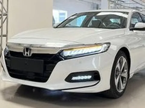 Honda Accord giảm giá 140 triệu đồng tại đại lý: Rẻ ngang bản thấp của Camry nhưng vẫn khó bán