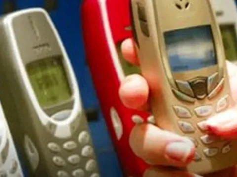 Gen Z tại Mỹ bất ngờ chuộng điện thoại "cục gạch"