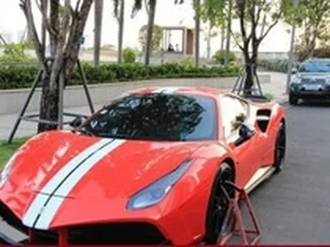 Đỗ xe không đúng quy định, nhân viên bảo vệ có được phép khoá bánh không?