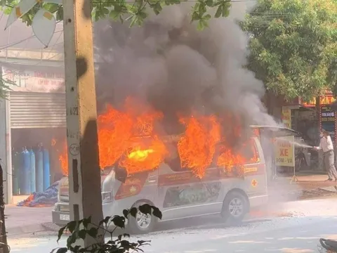 Xe cứu thương bất ngờ bốc cháy, nữ bệnh nhân bị bỏng nặng