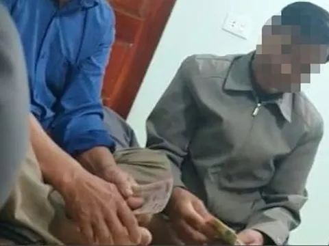 Xôn xao hình ảnh Bí thư Đảng ủy xã nghi đánh bài ăn tiền