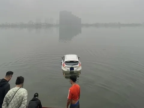 Hà Nội: Chiếc xế hộp do người phụ nữ điều khiển bất ngờ lao xuống hồ Tây