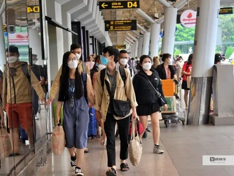 Giá vé máy bay nội địa tăng cao, tour du lịch nước ngoài kín chỗ