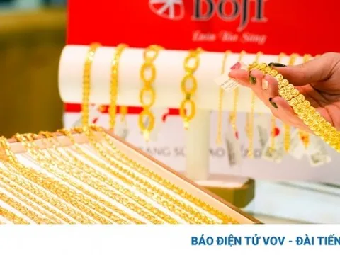 Giá vàng thế giới bật tăng mạnh, vẫn thấp hơn vàng SJC gần 10,5 triệu đồng/lượng