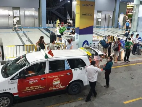 Yêu cầu TCP tạm ngưng thay đổi giá dịch vụ taxi tại Tân Sơn Nhất