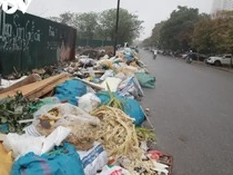 Rác thải vứt la liệt, bốc mùi hôi thối gần khu đông dân cư ở Hoàng Liệt