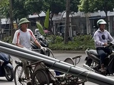 Cận cảnh "hung thần" nghênh ngang giữa phố phường Hà Nội