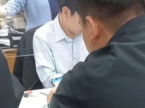 Nhân viên nhà mạng ép khách mua gói cước một năm nếu muốn đổi sang chính chủ