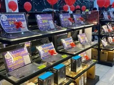 Laptop giảm giá kịch sàn vẫn ế