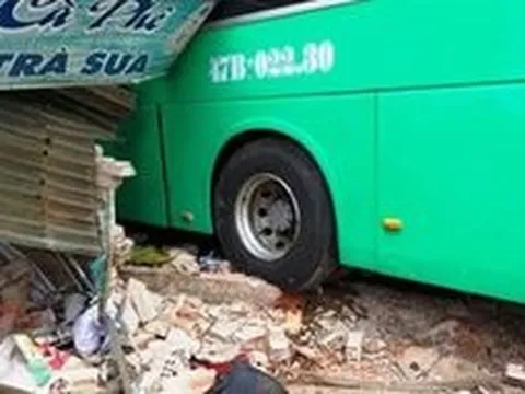 Xe giường nằm lao vào nhà dân, ít nhất 2 người chết, 3 người trọng thương